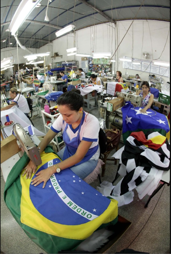 Empresa Contrata Pessoas Para Trabalharem em Casa com Montagem de Artigos Para Copa do Mundo